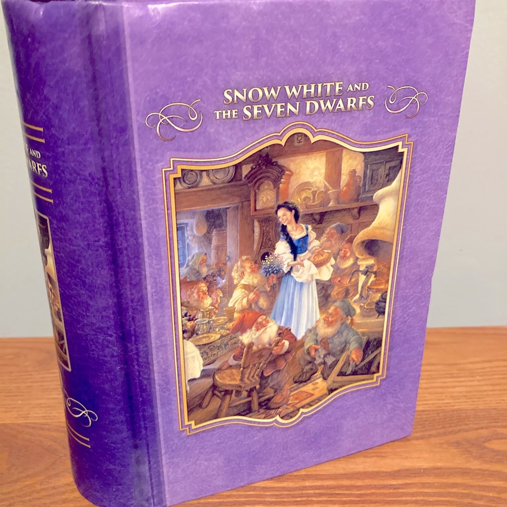 NEW Disney Snow White 500 Pc Puzzle in Book Box